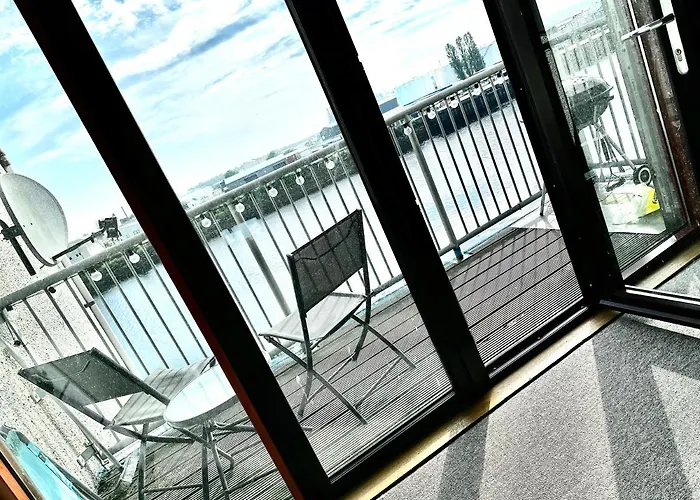 Riverview Apartment 2 Bed, 2 Bath, Free Parking / Wifi